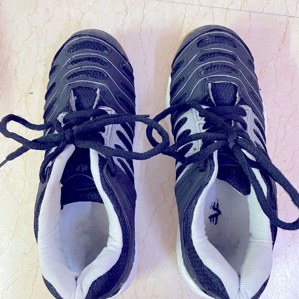 Vijayanti Badminton Shoes in Size UK 6 black colour - Picture 2 of 6